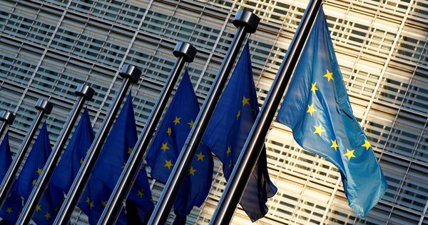 Foto: Banderas europeas ante la sede de la Comisión Europea (EFE)