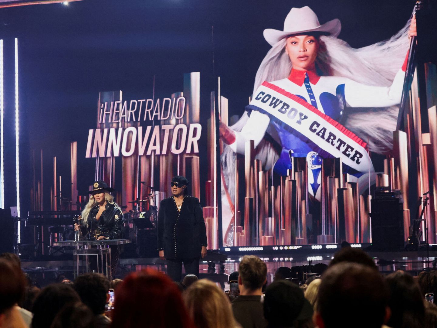 Beyoncé junto a Stevie Wonder el pasado 1 de abril en la gala de los iHeartRadio Music Awards. (Reuters/Mario Anzuoni)