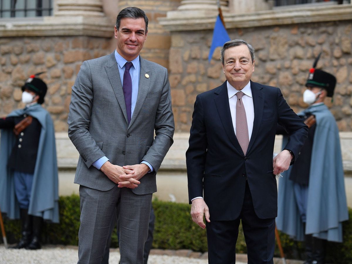 Foto: El presidente español, Pedro Sánchez, y el primer ministro italiano, Mario Draghi. (Ettore Ferrari/EFE)