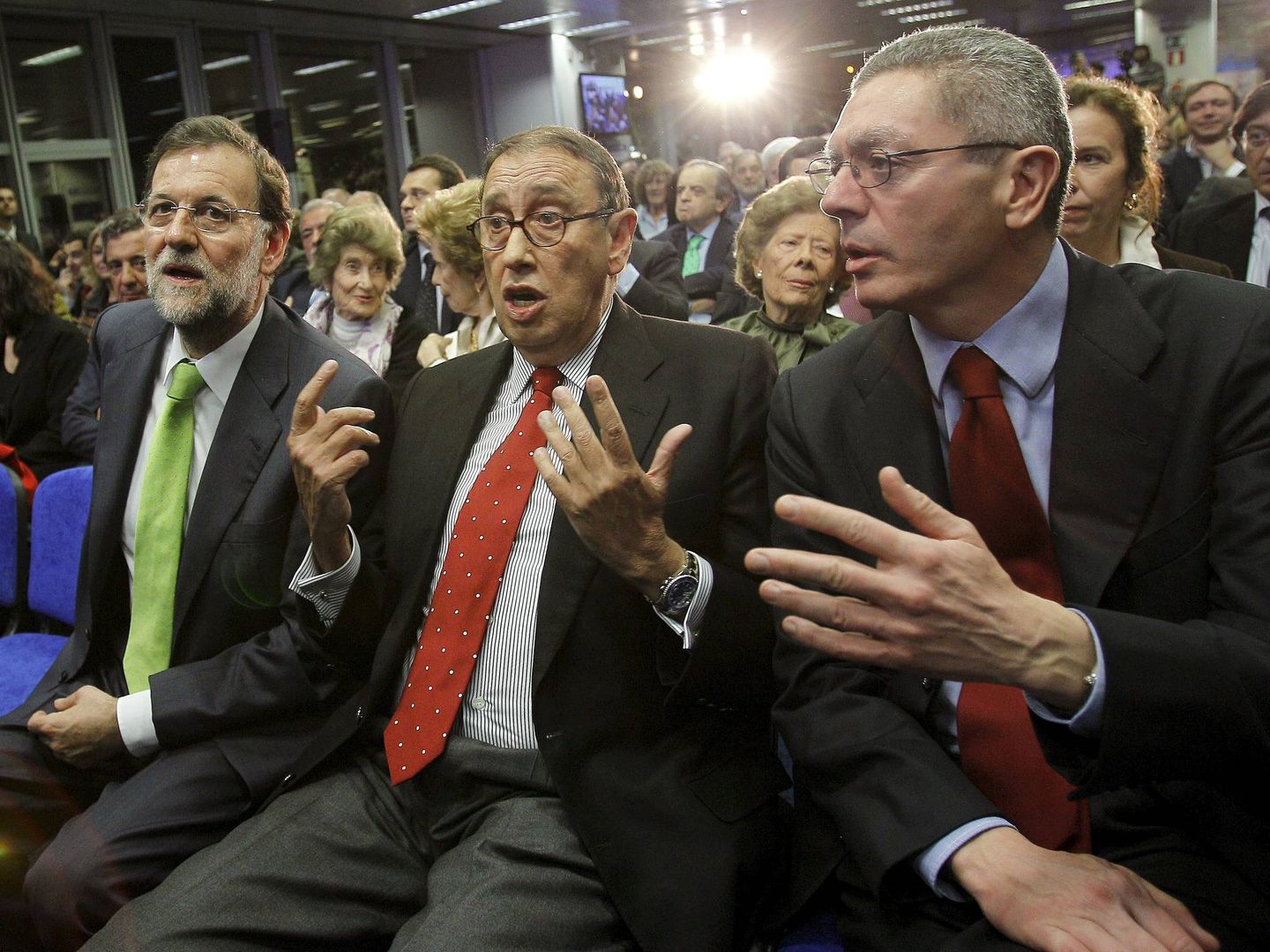 Mariano Rajoy, Alberto Ruiz-Gallardón y Mauricio Casals. (EFE)