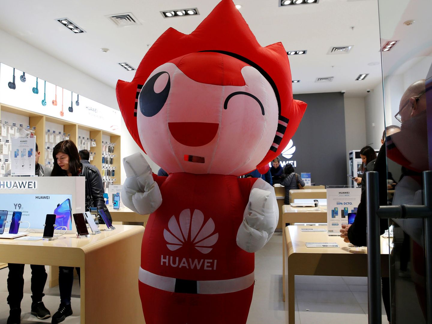 La mascota de la compañía Huawei, en una de sus tiendas en Chile. (Reuters)