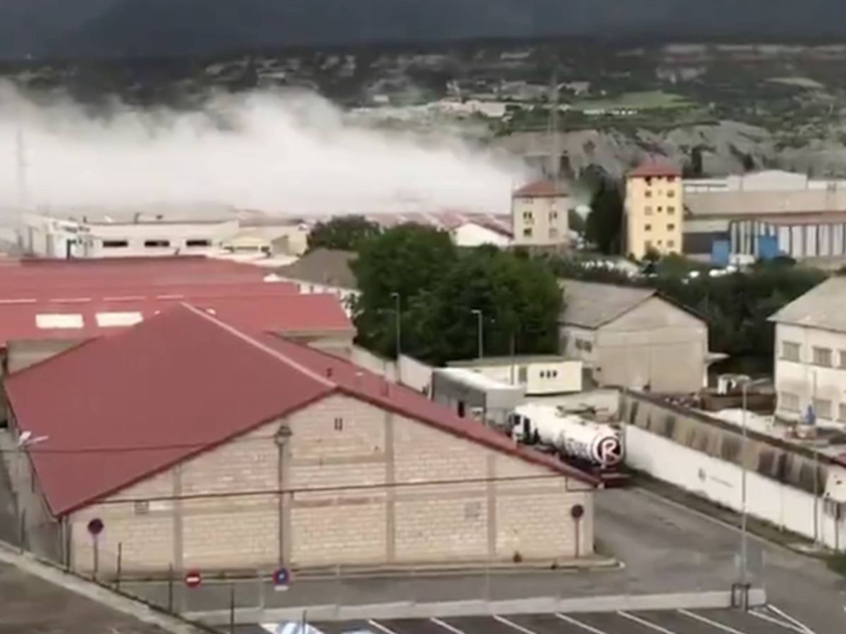 Foto: Imagen del humo escapando de la planta de fabricación de cloro.