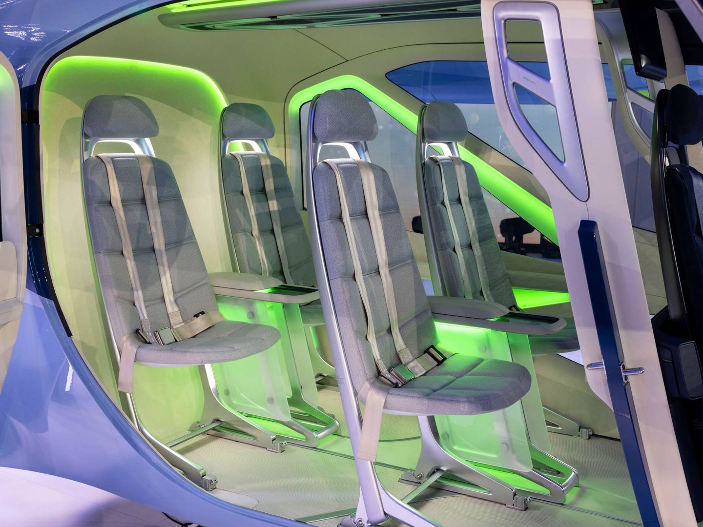 Junto al piloto, pueden volar cuatro ocupantes en unos asientos de aspecto futurista.