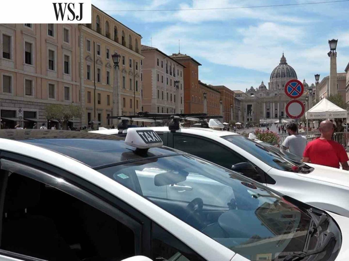 Foto: Varios taxis esperan aparcados en Roma. (EFE/Daniel Cáceres)