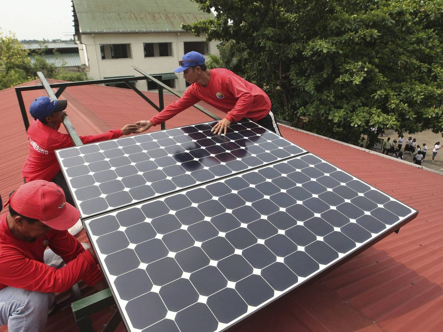 Instalación de placas solares en tejado. (EFE)