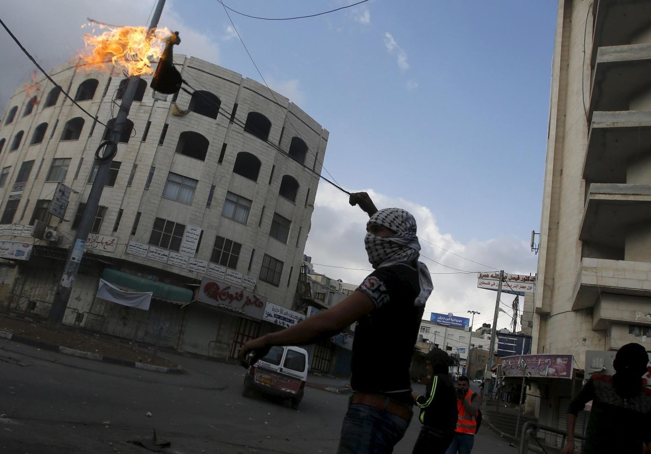 Foto: Un palestino arroja un cóctel molotov contra tropas israelíes durante enfrentamientos en Hebrón, el 9 de octubre de 2015 (Reuters). 