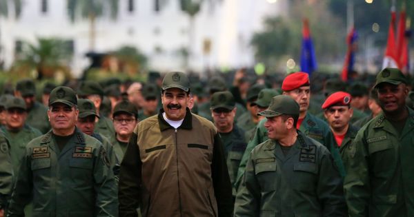 Foto: Nicolás Maduro, en la marcha junto a cientos de militares. (Reuters)