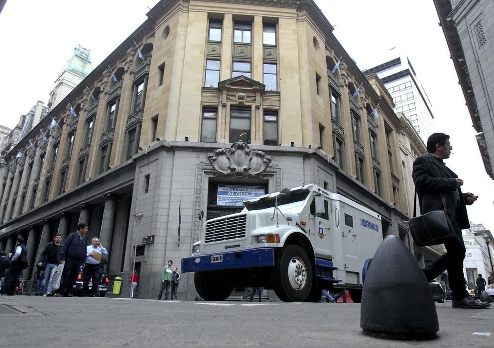 Foto: Vista de un camión blindado de seguridad en la sede de un banco. (EFE)
