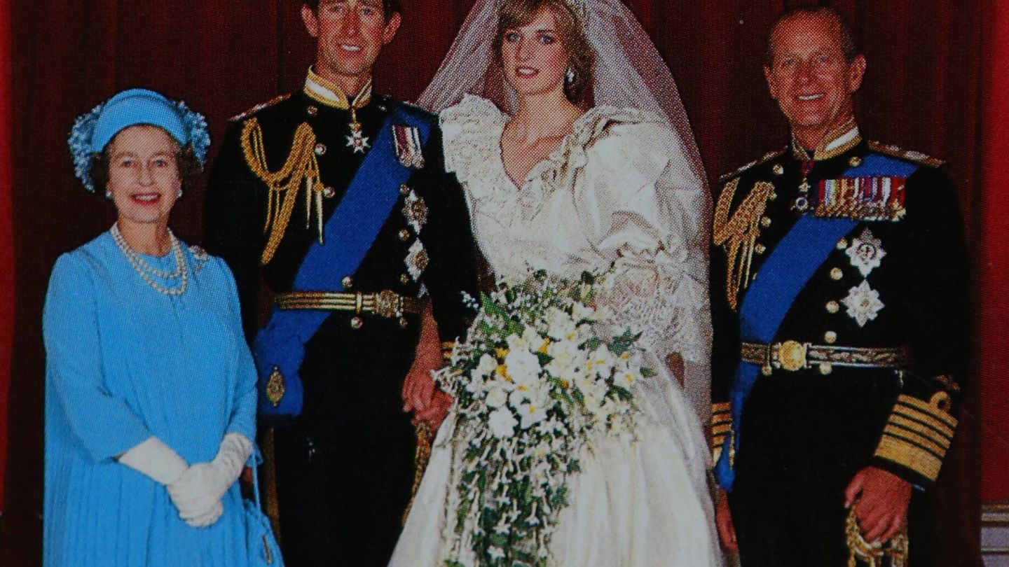 La reina Isabel II y el duque de Edimburgo, junto al príncipe Carlos y Lady Di en su boda. (Cordon Press)