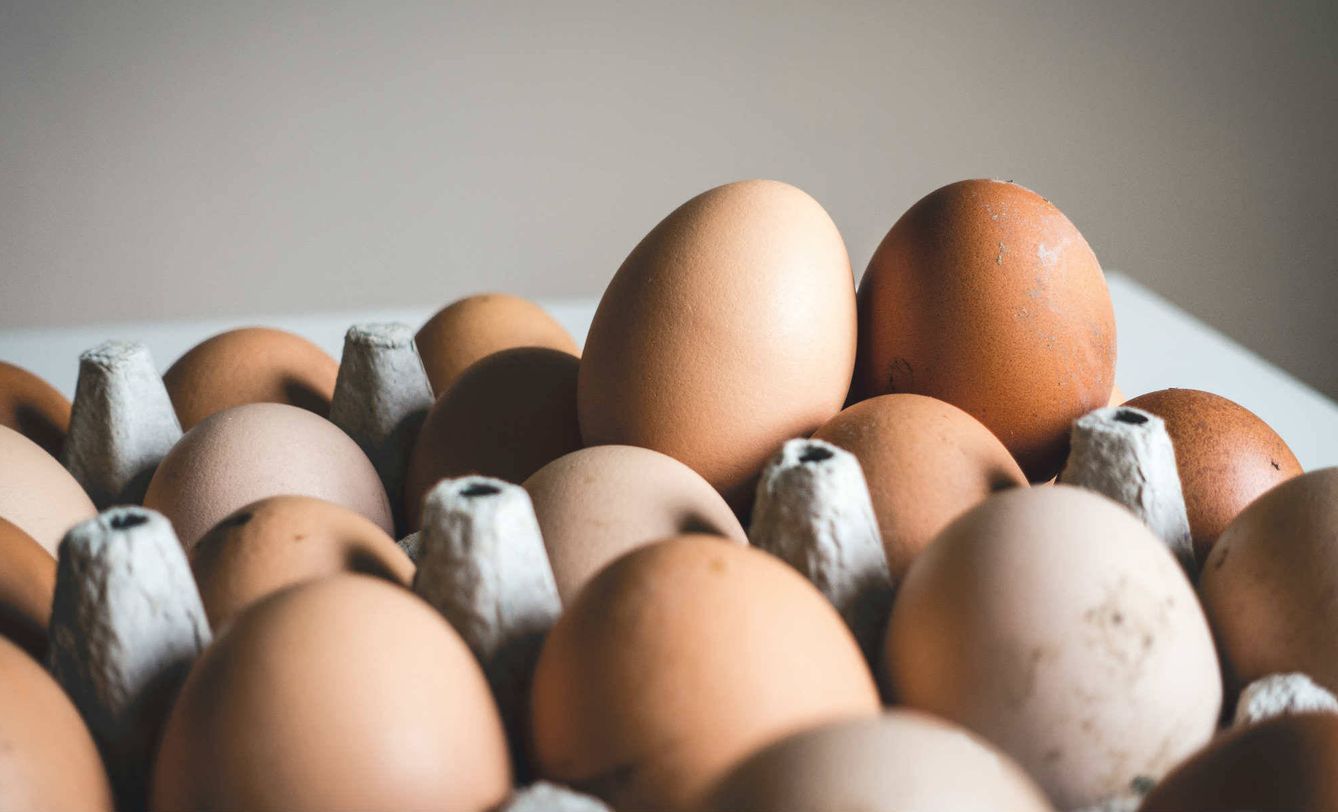 Los huevos, al ser un producto de origen animal, aporta vitamina B12.
