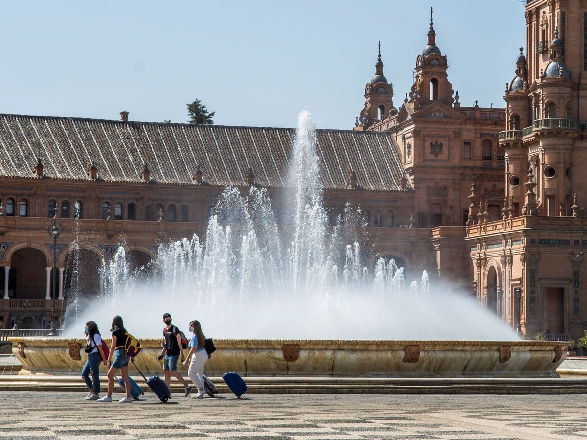 Foto: Un grupo de personas recorre la plaza de España, en Sevilla. (EFE)