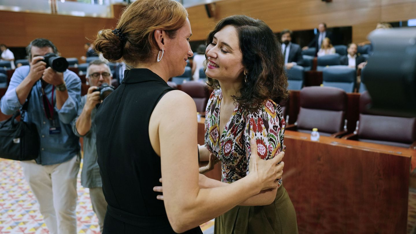 Isabel Díaz Ayuso recibe un cariñoso saludo de la portavoz de Más Madrid, Mónica García. (EFE)