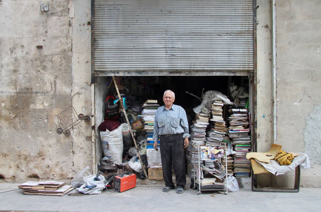 Jabra, el librero del Jdeydeh que mantuvo abierta su librería durante la guerra. (G. Garroum)