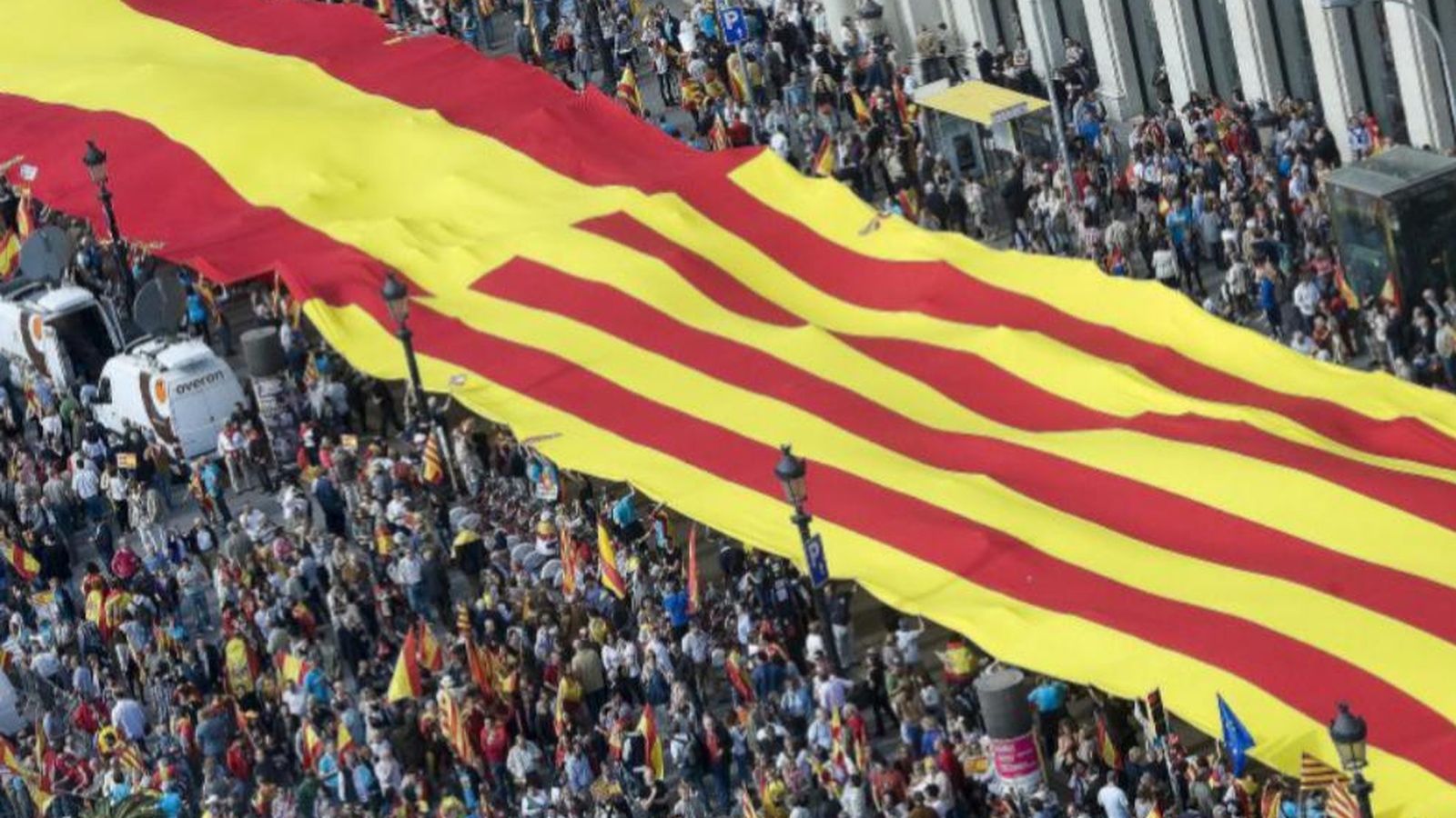 Foto: Una bandera española y catalana en la celebración del Día de la Hispanidad en la Plaza de Cataluña, en 2013.