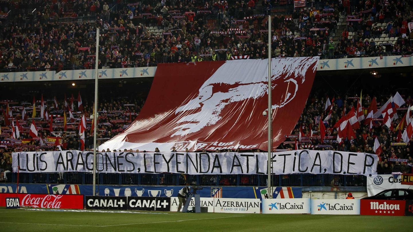 Pancarta homenaje a Luis Aragonés, tras su fallecimiento, en el Vicente Calderón. (Reuters)