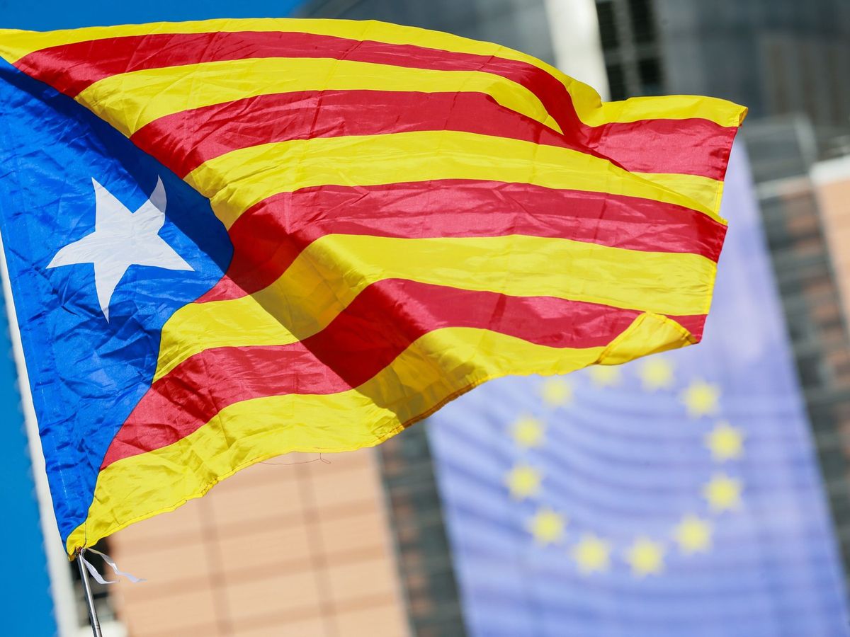 Foto: Una bandera independentista catalana ondea frente a la sede de la Comisión Europea. (EFE)