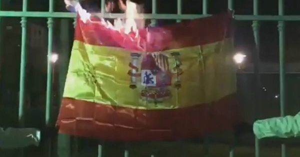 Foto: Vídeo de dos personas quemando una bandera de España. (Twitter)