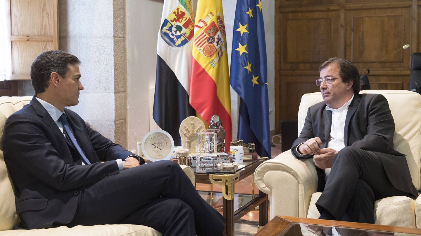 Pedro Sánchez y Guillermo Fernández Vara, durante su reunión en Mérida, en la presidencia de la Junta de Extremadura, este 18 de mayo. (Borja Puig | PSOE)