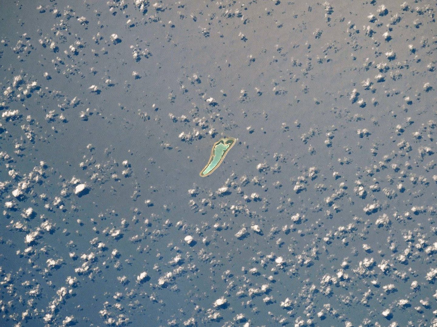 Imagen por satélite del atolón Nikkumaroro. Mide unos 6 kilómetros cuadrados. (Foto: NASA)