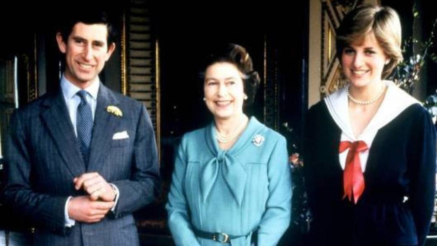 Carlos y Diana, junto a la reina Isabel II. (Cordon Press)