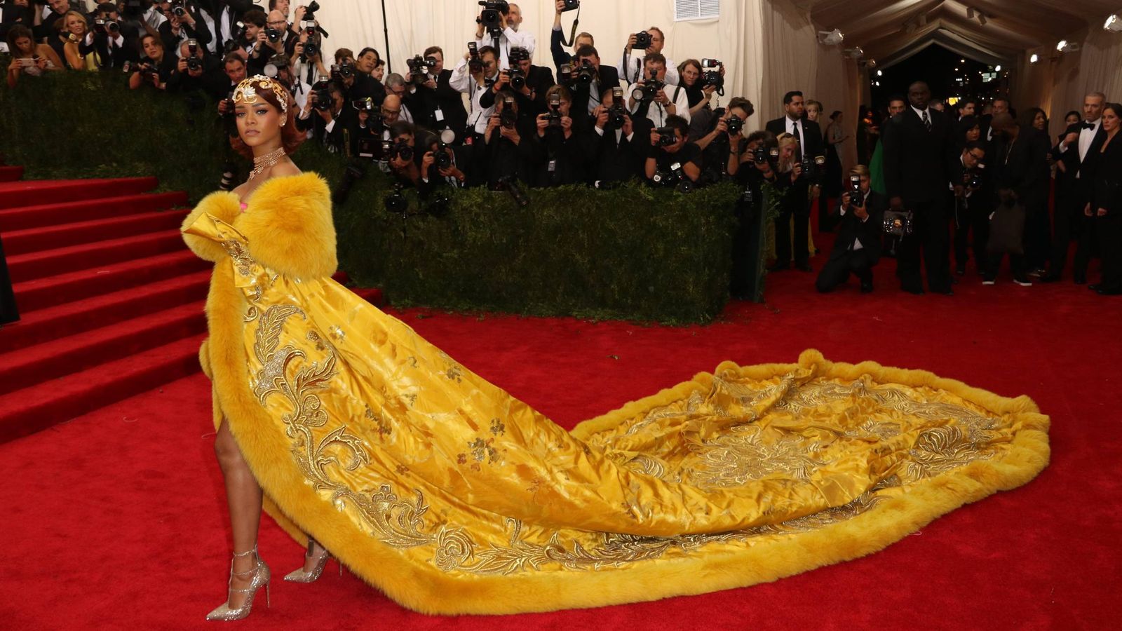 Foto: Rihanna con su impresionante diseño amarillo. (Cordon Press)