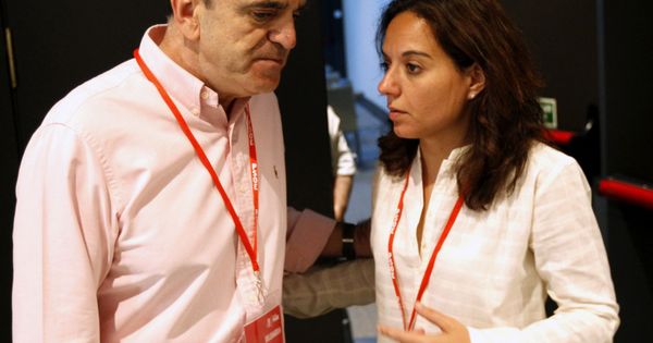 Foto: El diputado José Manuel Franco conversa con la líder del PSOE-M y alcaldesa de Getafe, Sara Hernández, el pasado 28 de mayo. (EFE)