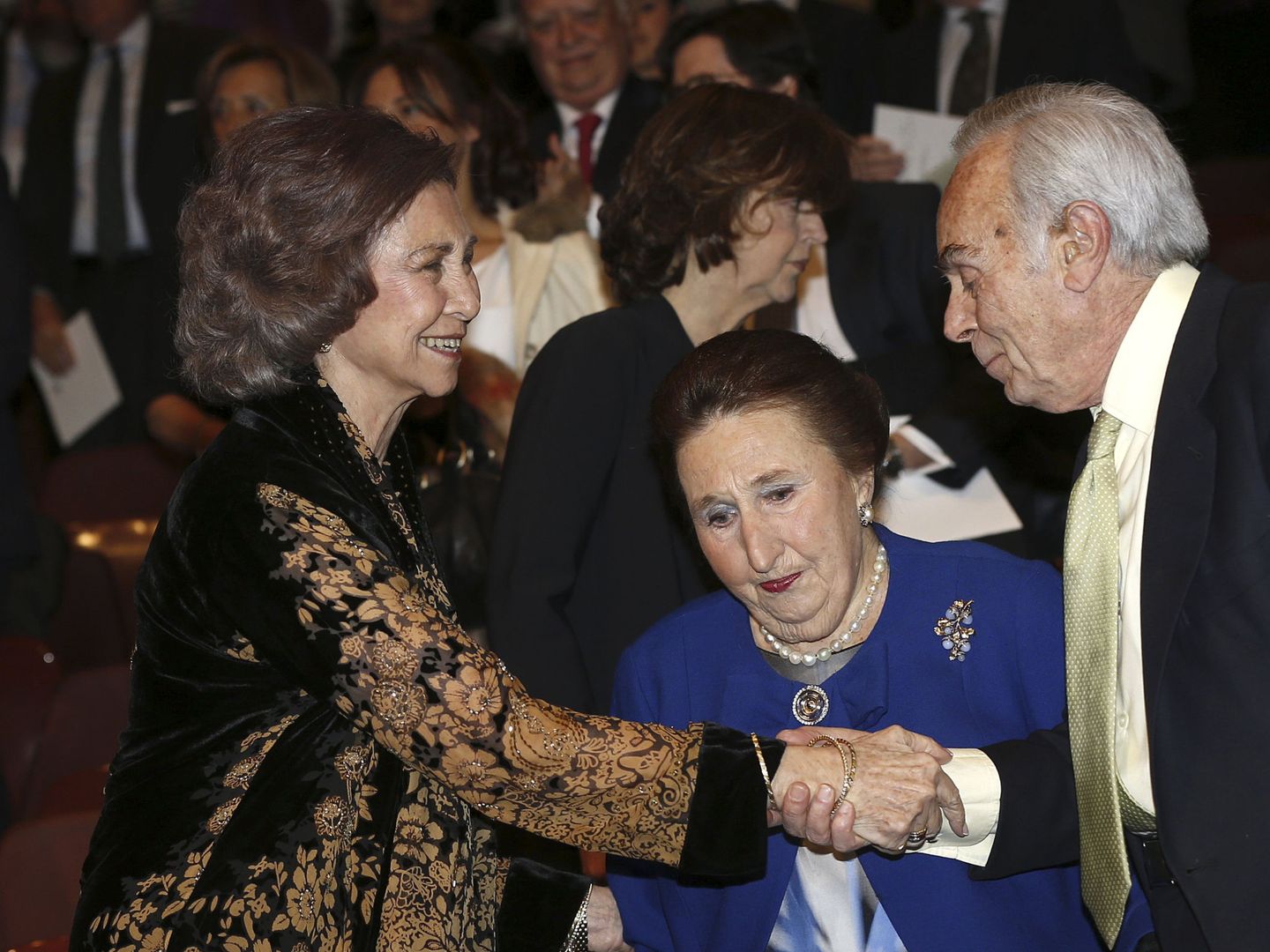 La reina Sofía saluda a Carlos Zurita ante la infanta Margarita de Borbón. (EFE)