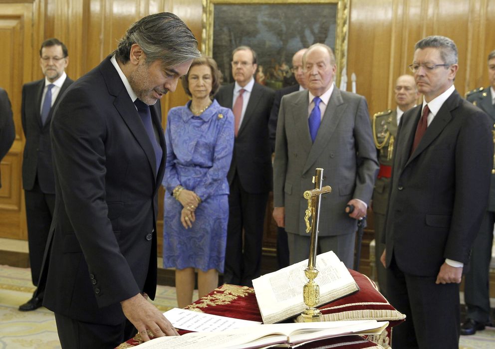 Foto: El exmagistrado del TC Enrique López jura su cargo ante el rey Juan Carlos y la reina Sofía. (EFE)