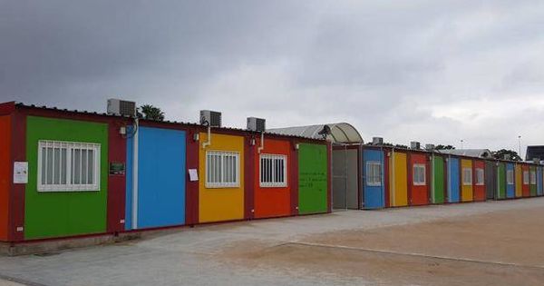 Foto: Barracones coloreados del colegio de primaria Cremona de Alaquàs (Valencia).