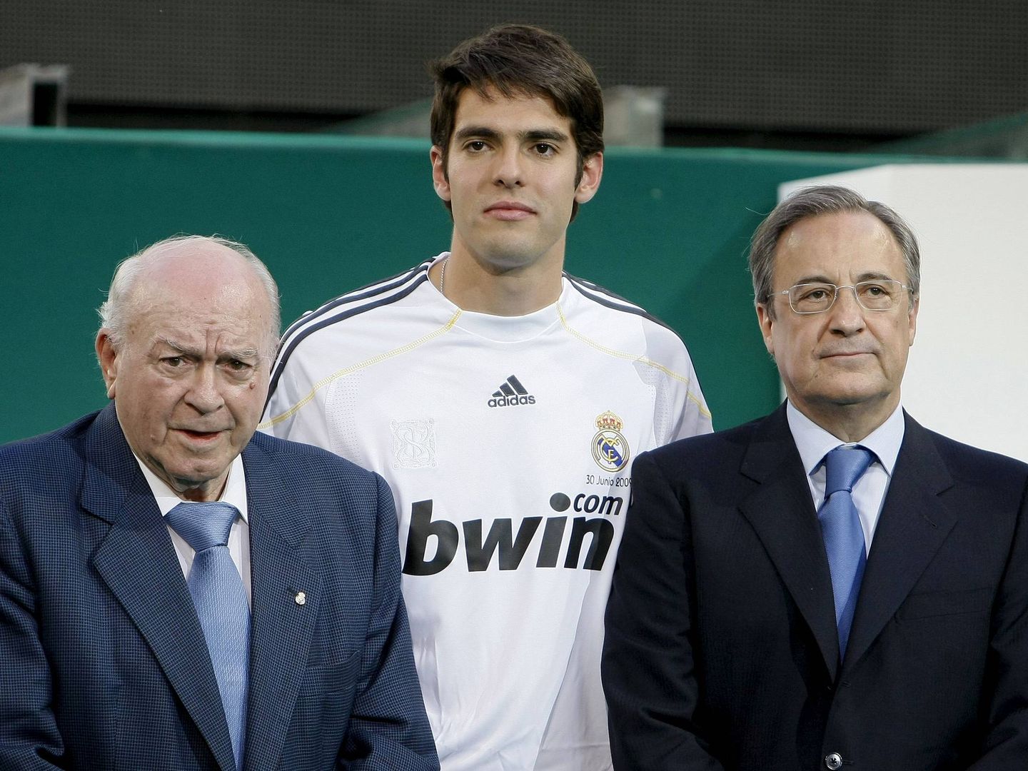 Kaká en su presentación del Real Madrid junto a Di Stéfano y Florentino. (Efe)