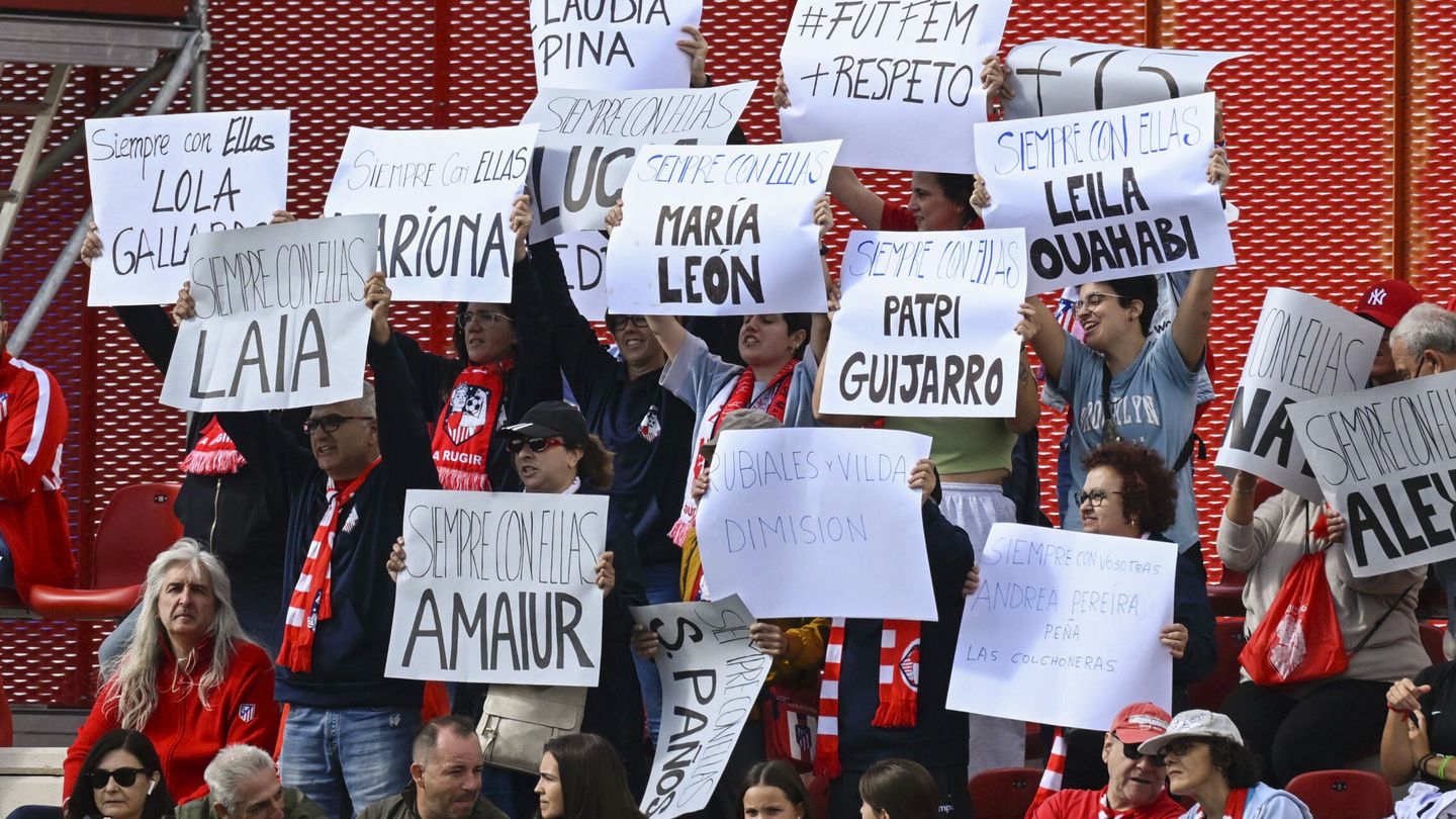 Pancartas de apoyo a las 15 jugadoras de la Selección, en la Ciudad Deportiva Wanda de Alcalá. (EFE/Víctor Lerena) 