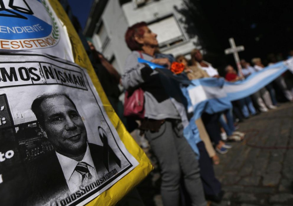 Foto: Una imagen del fiscal Alberto Nisman entre una multitud que espera el paso del coche fúnebre con sus restos en Buenos Aires, el pasado 29 de enero. (Reuters)