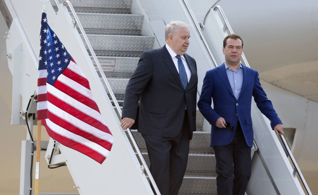Kislyak junto al entonces presidente ruso Dimitri Medvédev, durante una visita oficial a EEUU en 2012 (Reuters)