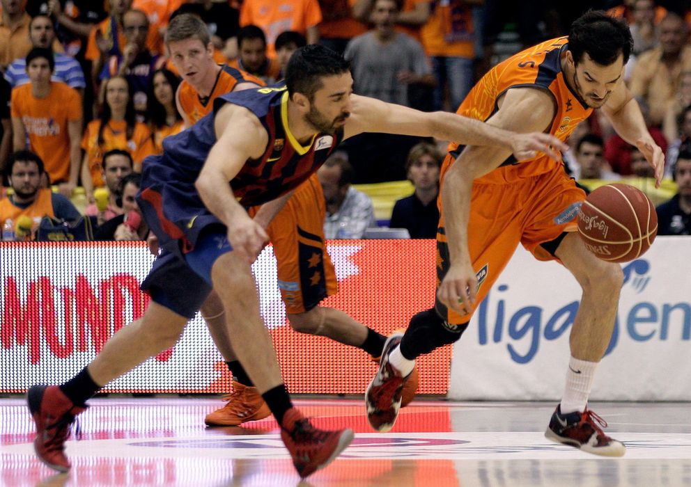 Foto: Juan Carlos Navarro y Pau Ribas luchan por hacerse con un balón durante el segundo envite de las semifinales ACB. (Efe)