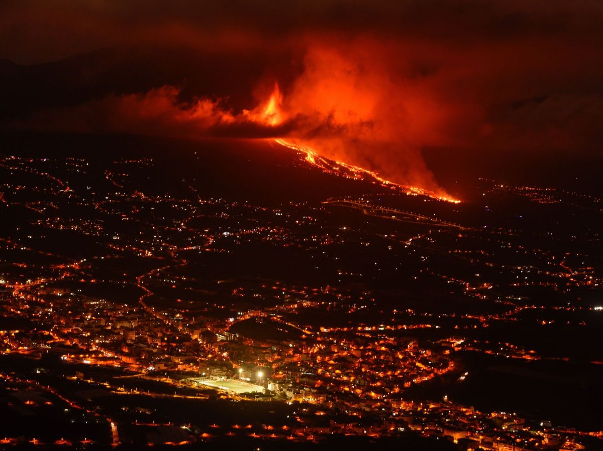 Foto: Erupción volcánica en los alrededores de Las Manchas, en El Paso (La Palma). Foto: Efe