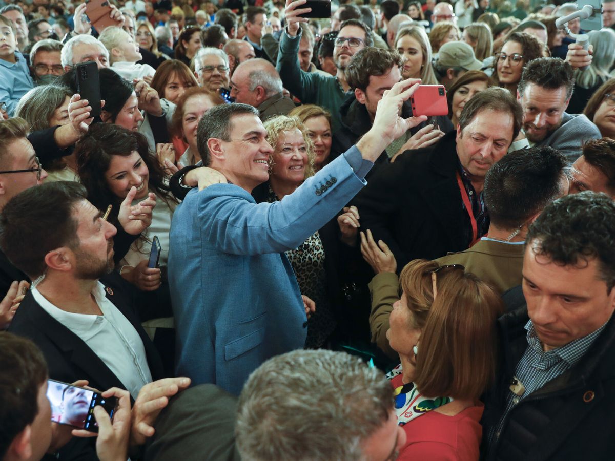 Foto: Pedro Sánchez se fotografía con simpatizantes durante un acto del partido celebrado este domingo en Málaga. (EFE/Jorge Zapata)