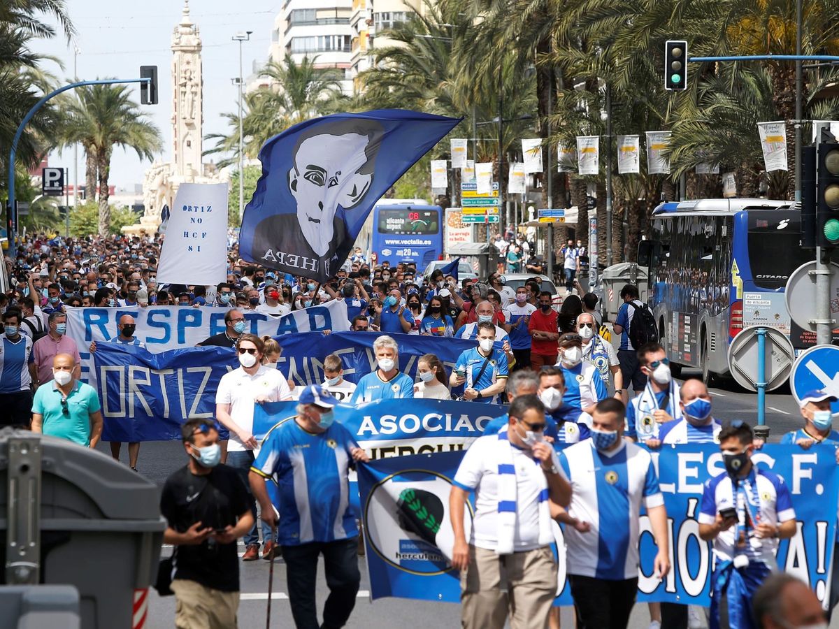 Foto: Manifestación contra la directiva del Hércules tras su descenso. (EFE/Manuel Lorenzo)