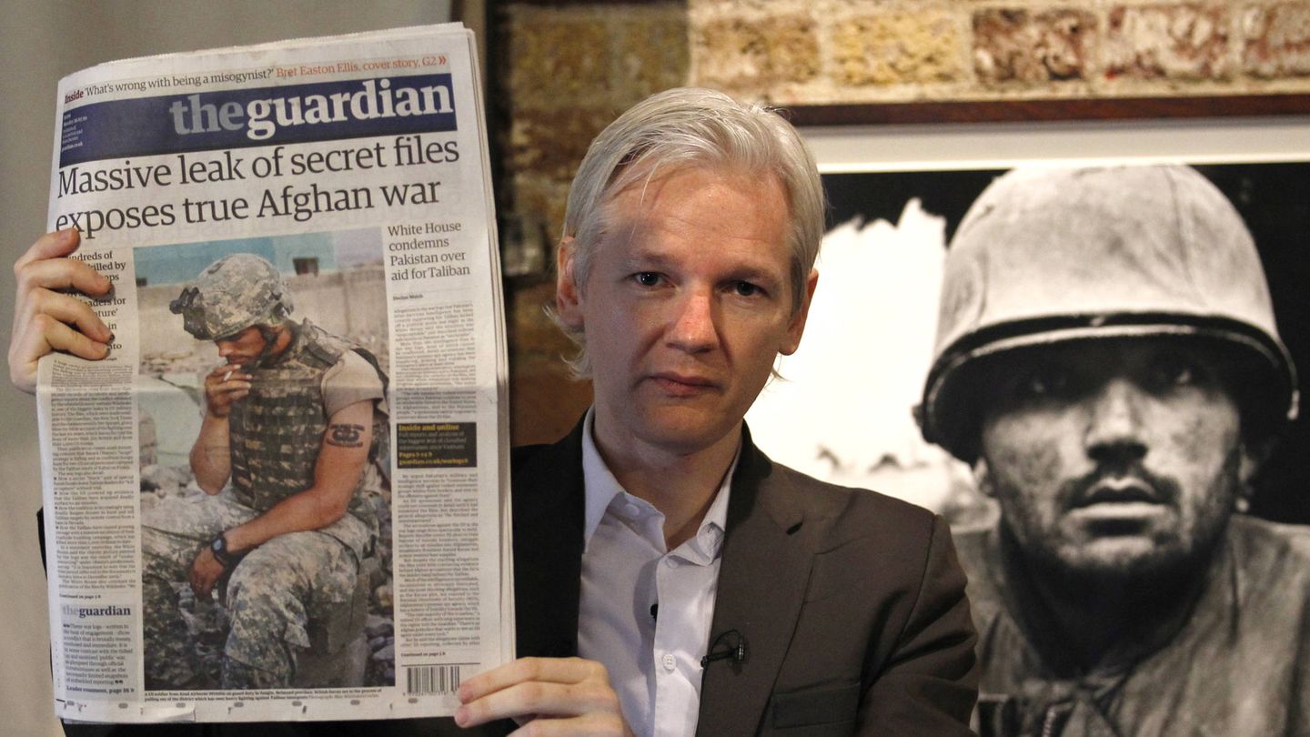 Julian Assange sostiene un ejemplar del diario 'The Guardian' durante una rueda de prensa en Londres, en julio de 2010. (Reuters)
