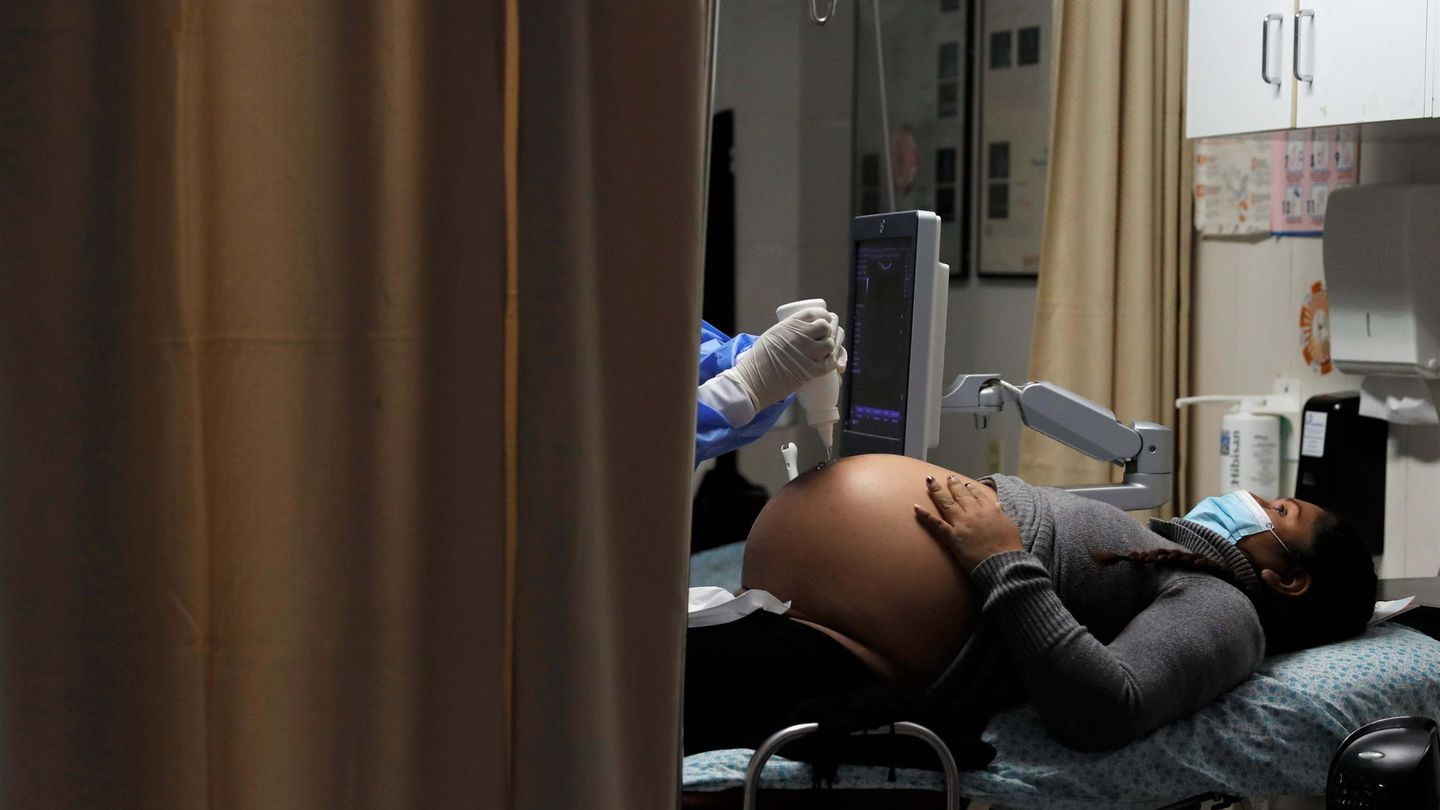 Una embarazada, recibiendo atención médica en América Latina durante el covid. (EFE)