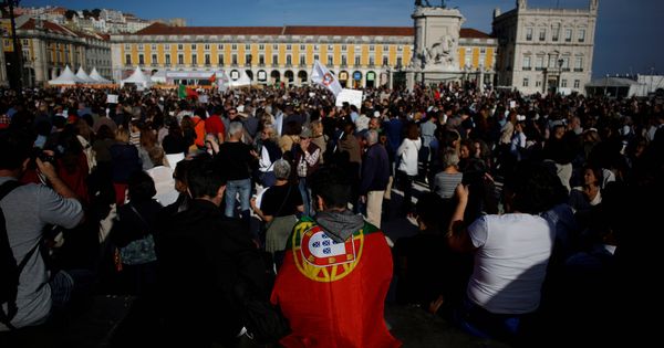 Foto: Portugueses reunidos en la Plaza del Comercio, en Lisboa, para homenajear a las víctimas de los incendios en Portugal, el 21 de octubre de 2017. (Reuters)