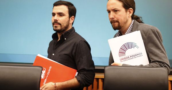 Foto: El secretario general de Podemos, Pablo Iglesias (d), y el líder de IU, Alberto Garzón, momentos antes de presentar hoy en el Congreso su alternativa a los PGE para 2017. (EFE)