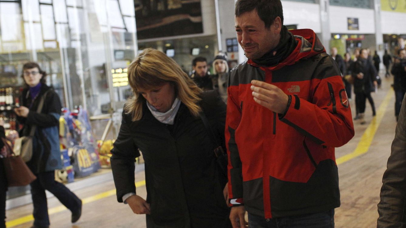 Foto: Familiares de los accidentados llegan al aeropuerto de El Prat. (EFE)