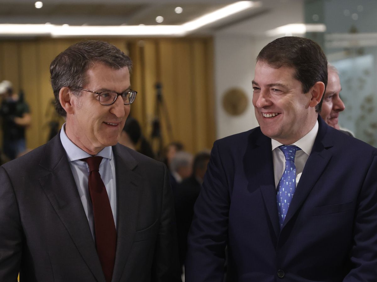 Foto: El líder del PP, Alberto Núñez Feijóo (i), y el presidente de Castilla y León, Alfonso Fernández Mañueco. (EFE/Mariscal)