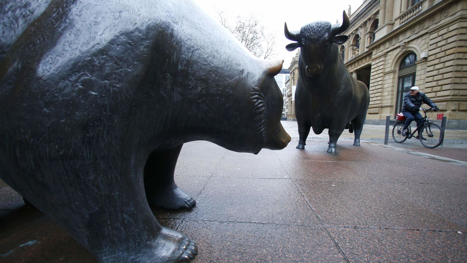Foto: Estatuas del oso (símbolo de los bajistas en bolsa) y del toro (símbolo de los alcistas) en la Bolsa de Fráncfort (Reuters).