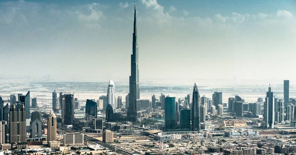 Foto: El horizonte de Dubái, con el Burj Khalifa destacando por encima del resto de edificios. (iStock)