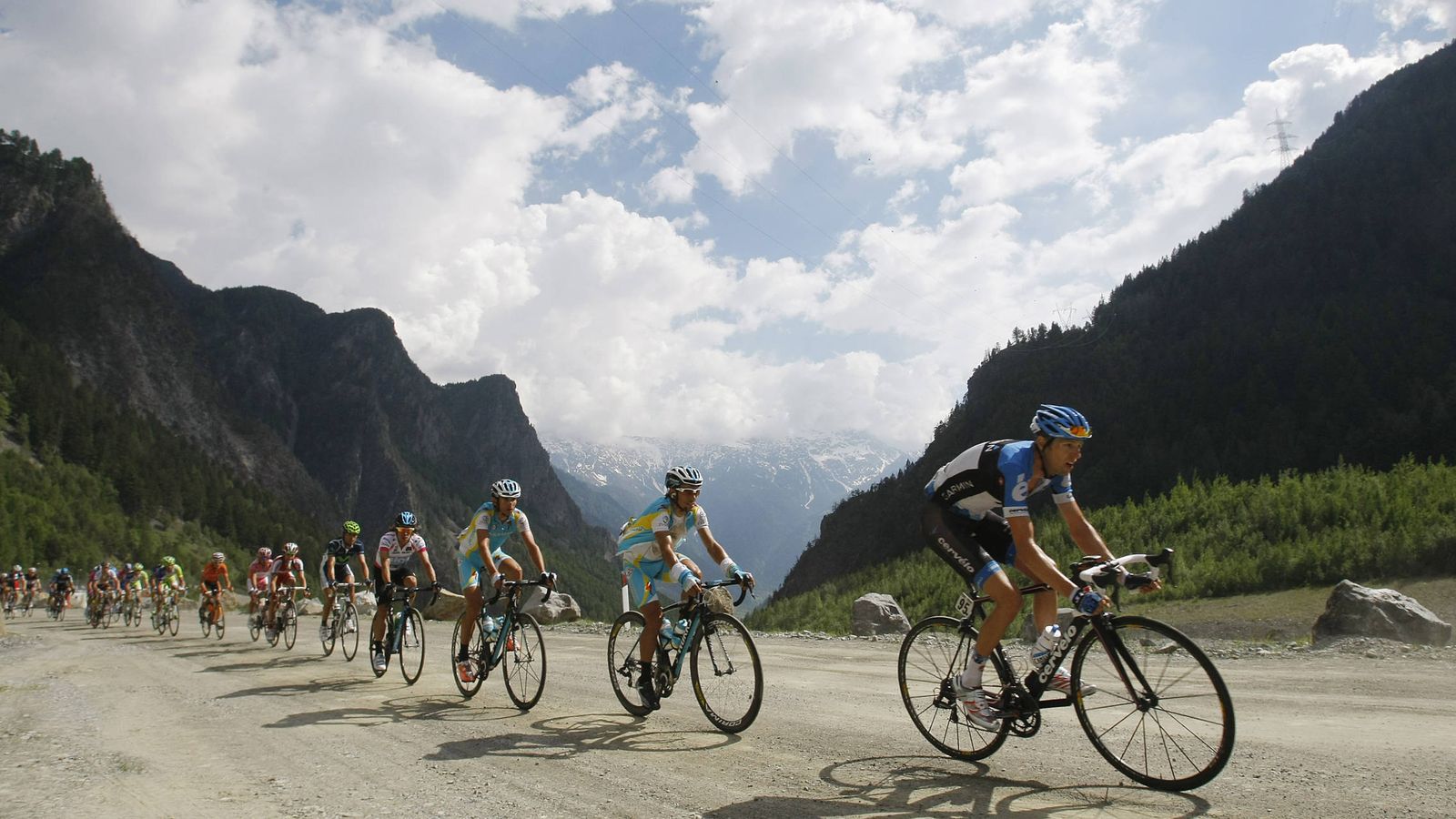 Foto: Garmin-Barracuda's Ryder Hesjedal of Canada leads the pink jersey pack as they cycle during the 219km (136 miles) 20th stage of the Giro d'Italia