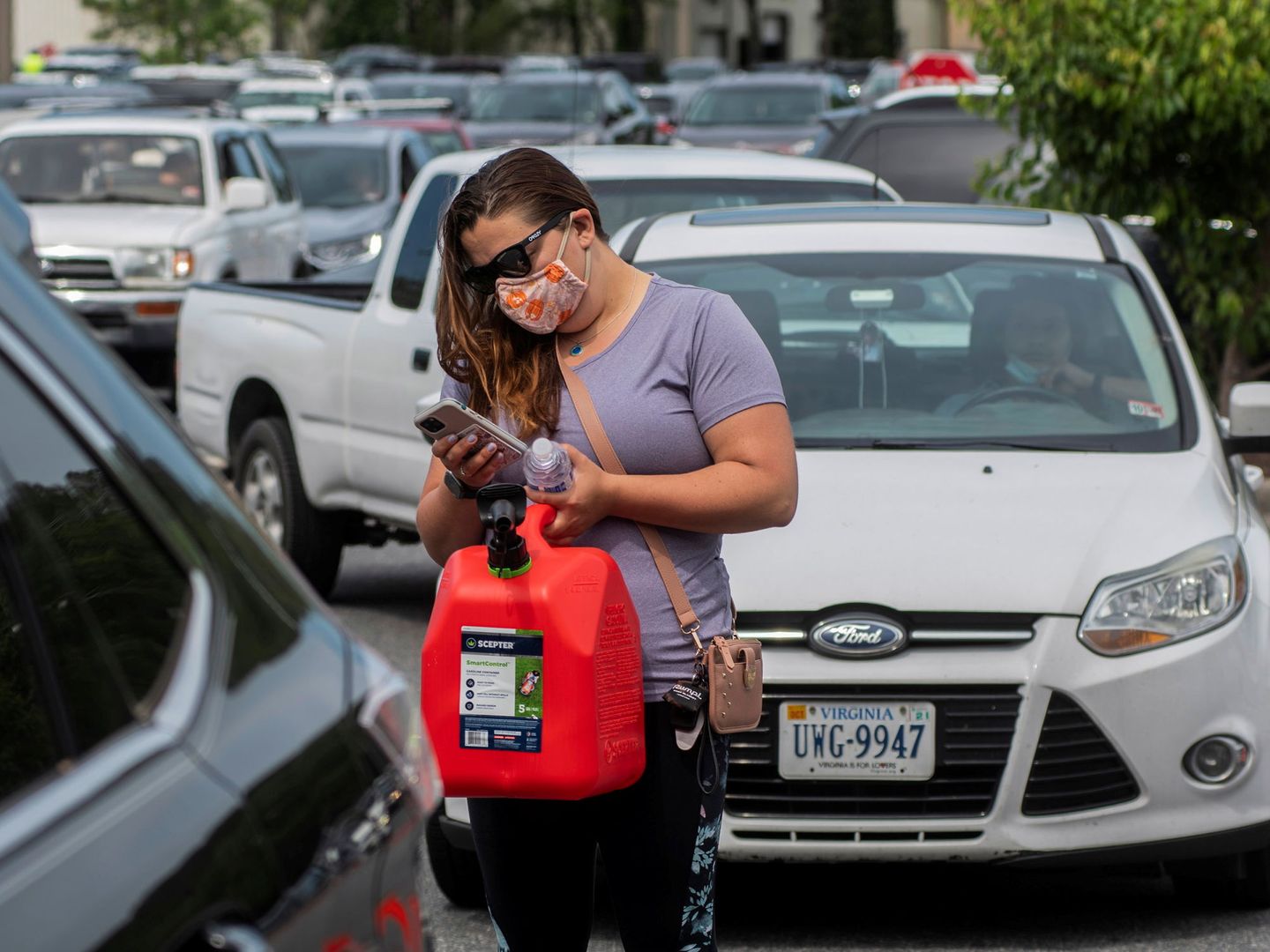 Elizabeth Dragomir, en una de las grandes colas de vehículos que se han formado a la espera de repostar en Virginia (EEUU). (Reuters)