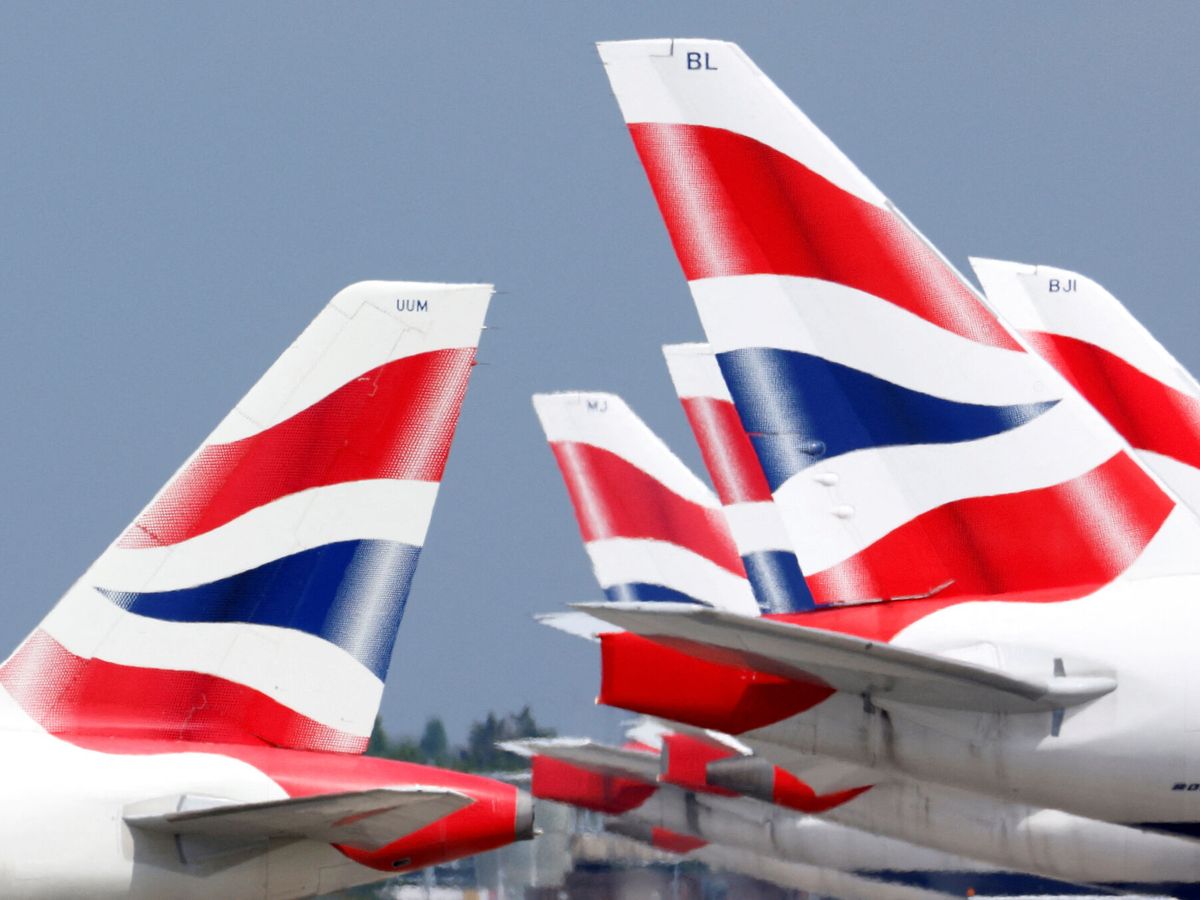 Foto: Aviones aparcados en el aeropuerto de Heathrow (Reuters/John Sibley). 