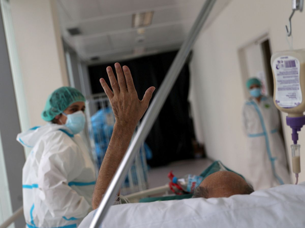 Foto: Un paciente trasladado del Hospital Infanta Sofía (Madrid). (Reuters)