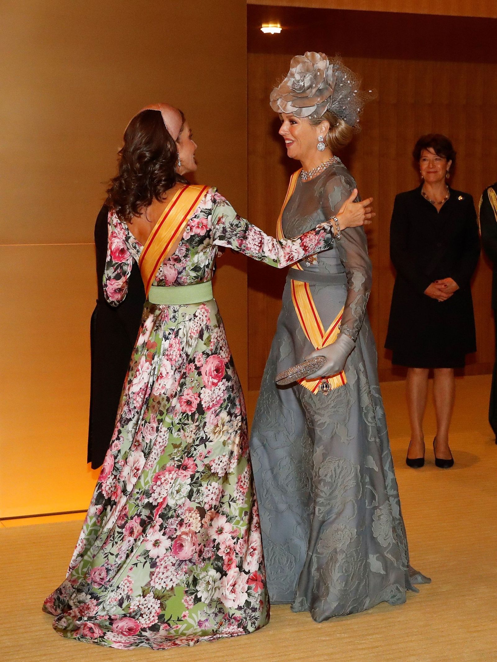 La reina Letizia saluda a la reina Máxima de Holanda en Tokio. (EFE/Ballesteros)